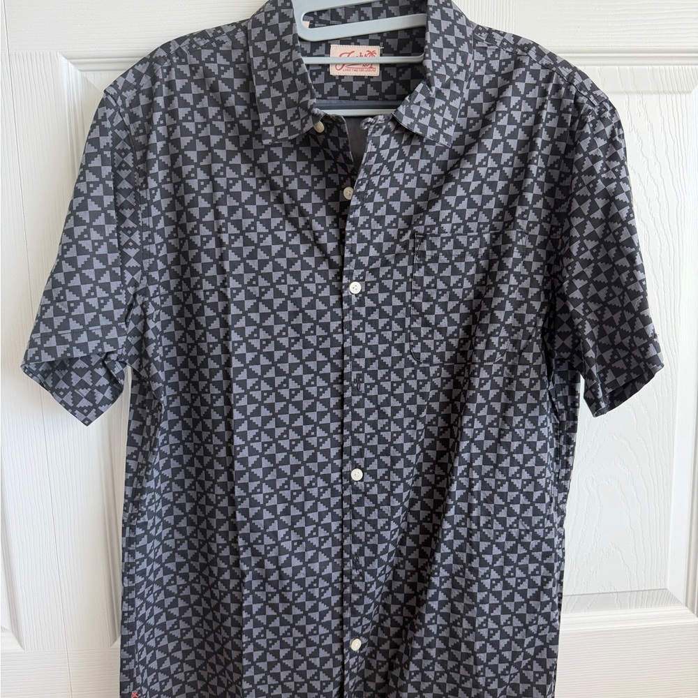 Men's Gray and Black Patterned Button Down Shirt. Short sleeve.